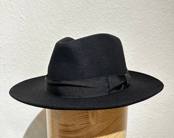 New Old Stock Original Vintage Men's Fedora Hat in fur felt from brand TONAK in black with black ribbon size 57.5 cm DEADSTOCK (never worn)