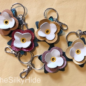 Flower Keyring, Leather Flower Keyring, Leather Keyring, Flower keychain, Flower Bag Charm, Flower Gifts, Flower Accessory, Fidget Flower