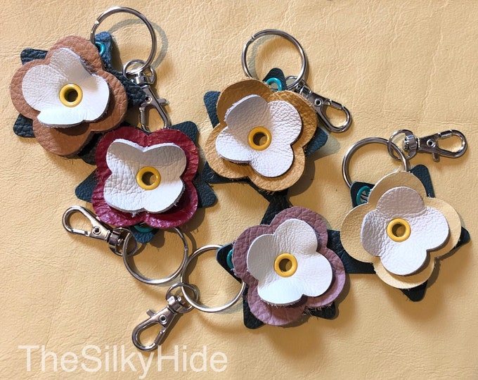 Flower Keyring, Leather Flower Keyring, Leather Keyring, Flower keychain, Flower Bag Charm, Flower Gifts, Flower Accessory, Fidget Flower