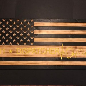 Dispatch / 911-Operator kundenspezifische Flagge, dünne gelbe Linie, holzgebrannte Flagge, rustikale Flaggenschild, verkohlte Flagge, Feuerwehrmannflagge, Wanddekor Bild 1
