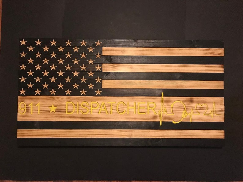 Dispatch / 911-Operator kundenspezifische Flagge, dünne gelbe Linie, holzgebrannte Flagge, rustikale Flaggenschild, verkohlte Flagge, Feuerwehrmannflagge, Wanddekor Bild 1