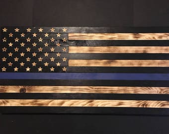 Hölzernes Blue Line Flagge, anpassbare Flagge, Holz verbrannt Flagge, rustikale Flagge Zeichen Flagge Geschenk, verkohlte Flagge, Rechtsdurchsetzung Flagge, Wand-Dekor