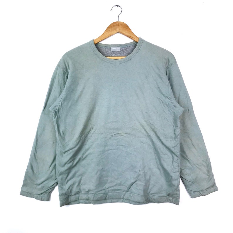 Op de afbeelding: Een lichtgroen longsleeve t-shirt met een ronde hals.