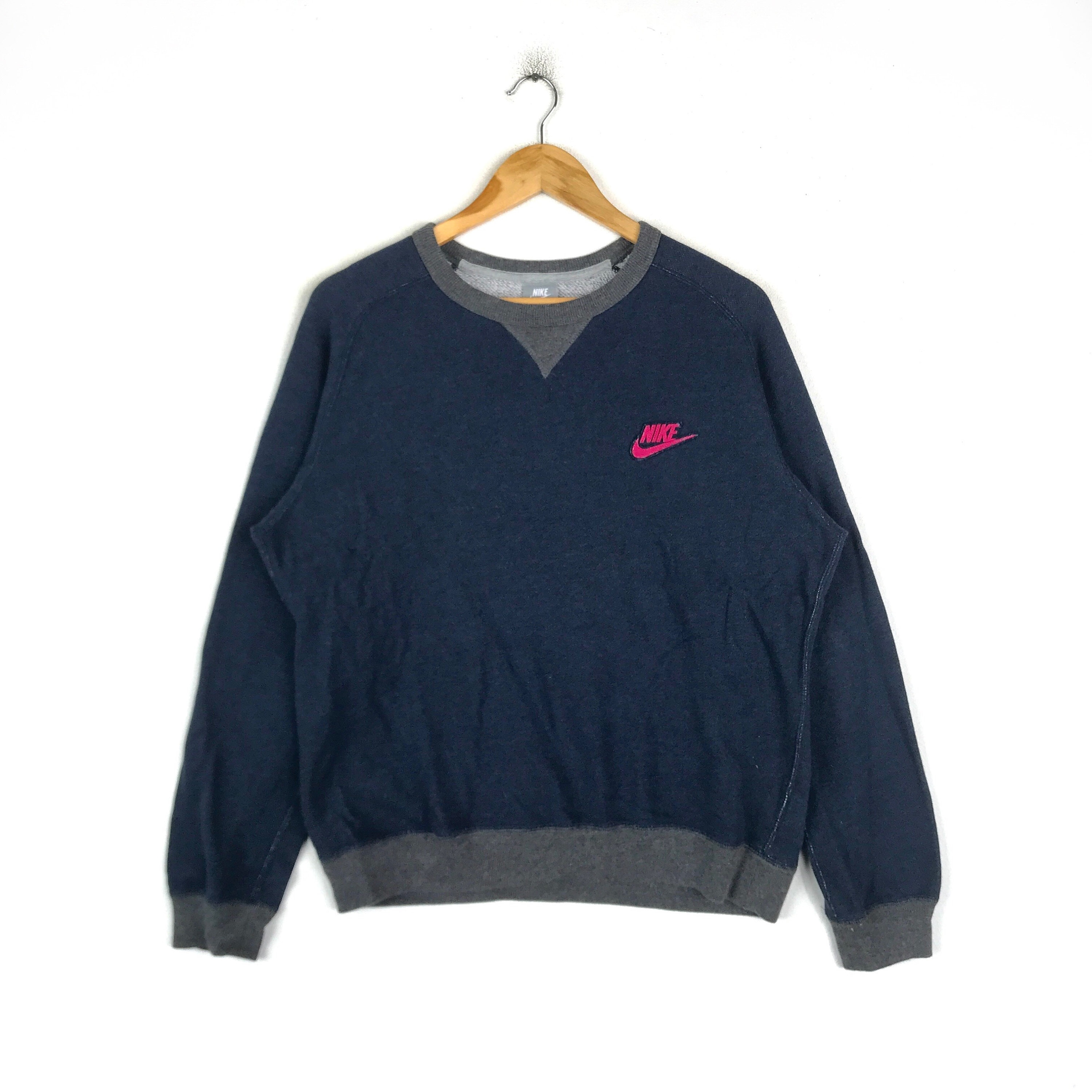 Nike crewneck small logo sale