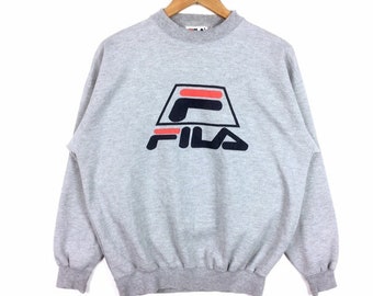 ¡Excepcional! Sudadera vintage FILA BIELLA ITALIA con cuello redondo y logo grande. Color gris. Talla mediana.