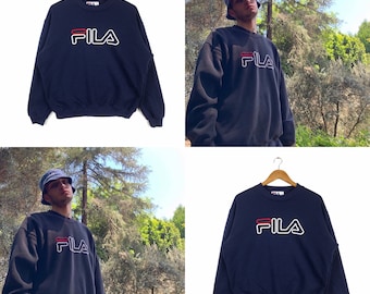 ¡Excepcional! Sudadera vintage FILA BIELLA ITALIA con cuello redondo y logo grande. Color azul oscuro. Talla mediana.