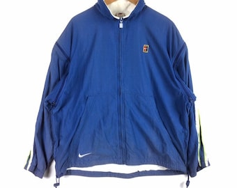 Rares !!! Vintage des années 90 NIKE SWOOSH SPORTSWEAR Challenge Court petit logo coupe-vent veste légère couleur bleue très grande taille