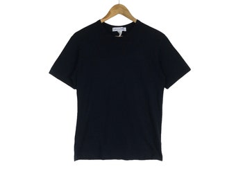 ¡Excepcional! Camiseta lisa Rei Kawakubo de la famosa marca japonesa COMME DES GARCONS. Fabricada en Turquía. Talla mediana.