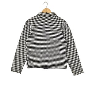 Puede incluir: Chaqueta a cuadros en blanco y negro con cierre de cremallera.