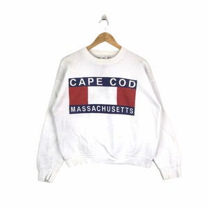 Puede incluir: Sudadera blanca con un estampado gráfico azul marino y rojo que dice "CAPE COD MASSACHUSETTS".