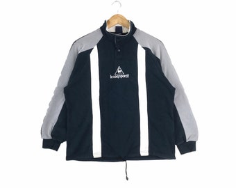 ¡Excepcional! Sudadera vintage LE COQ SPORTIF con logo pequeño y medio botón, multicolor, talla mediana.