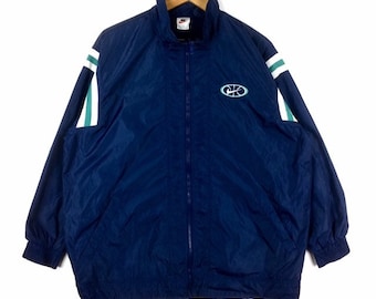 ¡Excepcional! Chaqueta cortavientos Nike SWOOSH SPORTSWEAR vintage con logo pequeño. Color azul oscuro. Talla mediana.