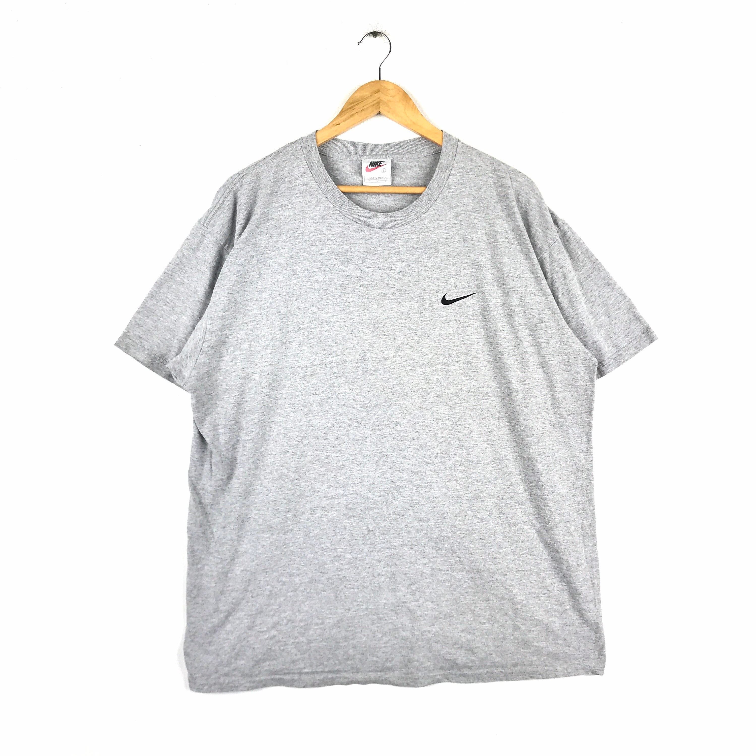nike small logo t shirt