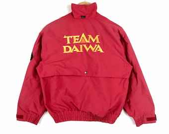 Rare!!! vintage TEAM DAIWA USA 'Nobody Wins More Than Team Daiwa' Red Color Petite Taille