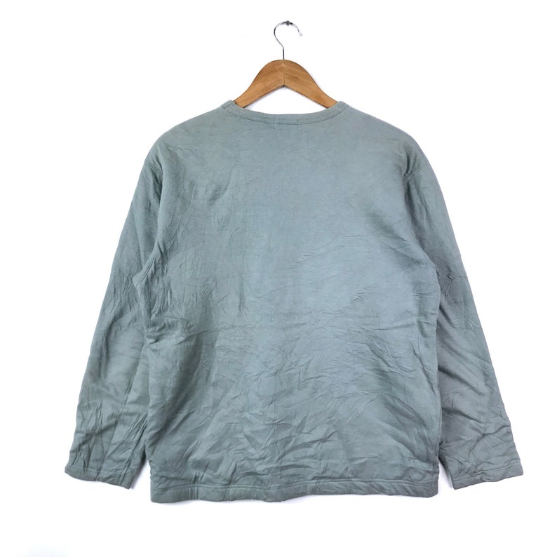 Op de afbeelding: Een lichtgrijs longsleeve shirt met een ronde hals.