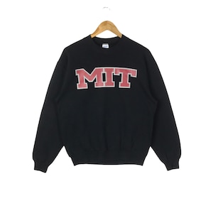 Könnte beinhalten: Schwarzer Pullover mit einem roten "MIT"-Logo auf der Vorderseite.