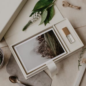 Personalisierte 4x6 Fotobox für Drucke und Glas USB-Stick | Weißer Stoff Hochzeit Fotobox für 15 x 10 cm Fotoverpackungen