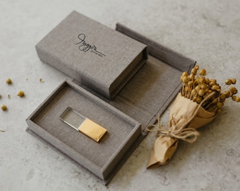 Personalisierte Leinen USB-Box und Glas USB-Stick | Hellgraue Hochzeit USB Box durch Druck personalisiert