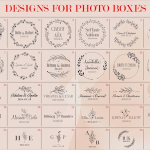 K&ouml;nnte beinhalten: Ein Raster aus drei&szlig;ig schwarzen Strichzeichnungen f&uuml;r Fotoboxen auf hellem Hintergrund, beschriftet mit DESIGNS FOR PHOTO BOXES. Jedes Quadrat enth&auml;lt einzigartige florale oder botanische Motive, Namen und Daten in verschiedenen Schriftstilen.