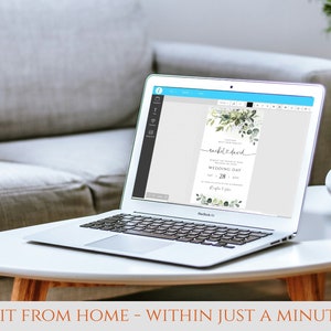 K&ouml;nnte beinhalten: Ein Laptop-Computer, auf dem ein Hochzeitskarten-Template auf einem Bildschirm angezeigt wird. Die Einladung zeigt ein Aquarell-Design mit gr&uuml;nen Bl&auml;ttern und dem Text "Rachel & David" und "Wedding Day".