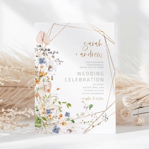 Peut inclure: Une tasse en céramique blanche avec une anse noire et le texte "But First, Coffee" en gras noir. La tasse est posée sur un fond flou, suggérant un cadre chaleureux.