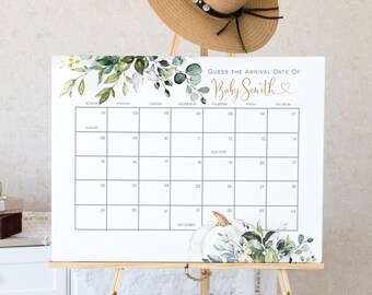 Op de afbeelding: Een witte printbare kalender met een bloemenontwerp en de tekst "Raad de aankomstdatum van Baby Smith". De kalender is voor de maanden augustus en september.