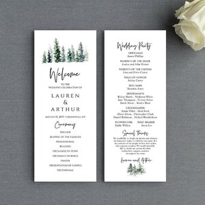 以下が含まれることがあります： 森の水彩画のイラストが描かれた結婚式プログラム。プログラムには、結婚式に招待された人々の名前、司会者、式典の順番が記載されています。プログラムの上部には、「Lauren & Arthurの結婚式のお祝いにようこそ」というテキストが書かれています。
