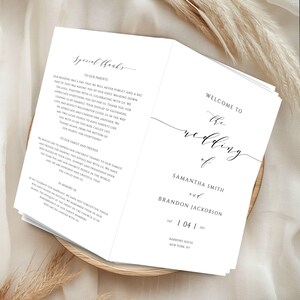以下が含まれることがあります： 白い背景に黒い文字で書かれた結婚式プログラム。表紙には「Samantha SmithとBrandon Jacobsonの結婚式へようこそ」と日付と場所が記載されています。裏表紙には両親、家族、友人への感謝のメッセージが書かれています。