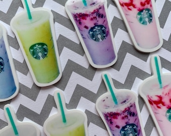 Könnte beinhalten: Eine Sammlung farbenfroher Aufkleber im Starbucks-Stil. Die Aufkleber zeigen verschiedene Mixgetränke in Rosa-, Lila- und Grüntönen, jeweils mit einem grünen Strohhalm und dem Starbucks-Logo. Der Hintergrund ist ein grau-weißes Zickzackmuster.