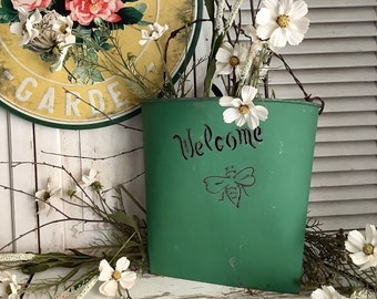 Vintage Welcome Bees Green Metal Pail Bucket Wall Hanging Country Cottage Spring Farmhouse Garden Flower Pot Vase Display Door Wreath Decor