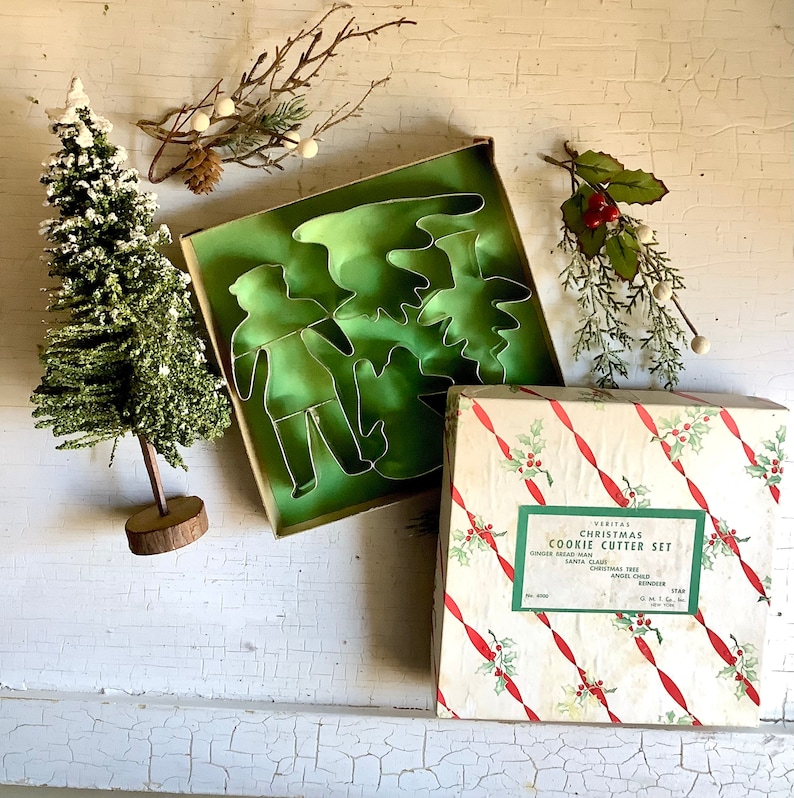Vintage Veritas Christmas Box of Cookie Cutters Set Metal image 4
