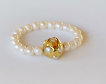 Statement Pearl Bracelet with big bold gold bead