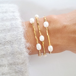 Gold bracelet with natural pearls