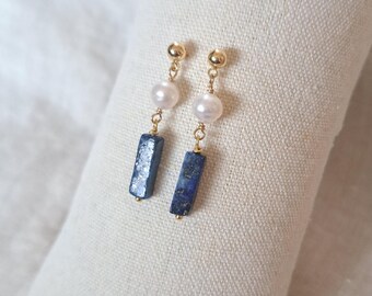Ohrringe mit Weißer Naturperle und Lapislazuli – Eleganz & Energie in jedem Detail | Handgemacht