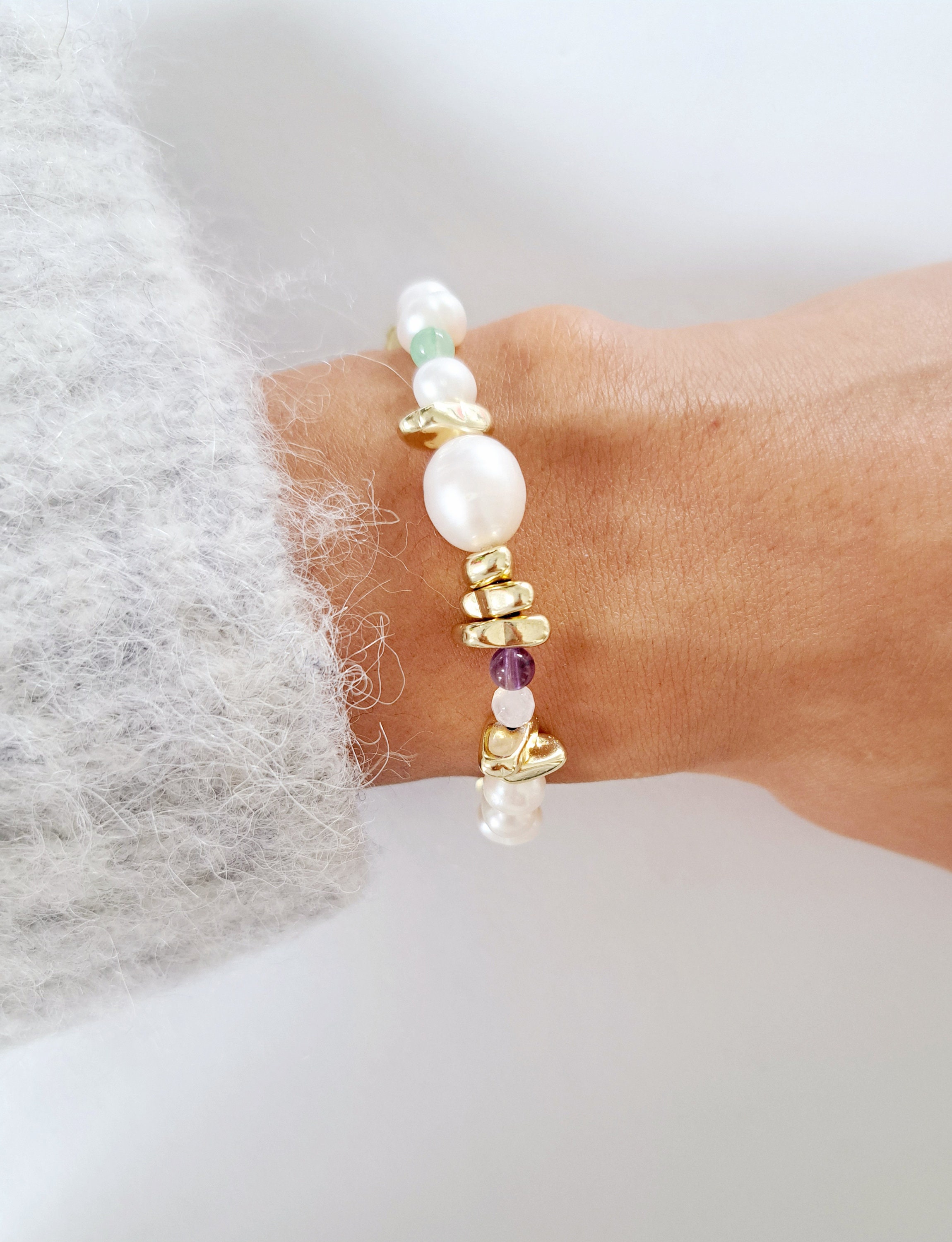 Pearls and stones bracelet