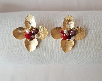 Handgefertigte rot gold Blumen Ohrstecker mit Naturperlen und Kristallen – elegant, einzigartig, festlich