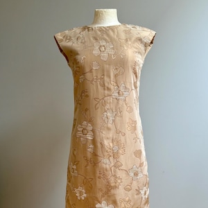 Vintage 70s Chinese silk dress in pale beige with embroidery and satin.