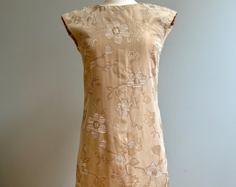 Vestido vintage de seda de los años 70 en color beige pálido con bordados y satén.