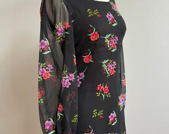 Vestido largo negro vintage de los años 70 con mangas largas y estampado floral. Estilo festivo de Abigail. Vestido largo de fiesta retro de los años 70.