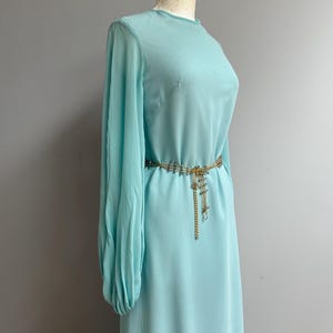 Vestido longo vintage de seda Jean Allen da Cresta, anos 70. Cinto de metal com strass totalmente forrado. Vestido vintage colecionável. Mangas bufantes enormes.