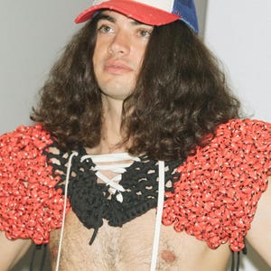 Collar de cuerda bunji de ganchillo. Disfraz, pieza artística, arte para vestir, arte textil de ganchillo. Estilo fútbol americano. imagen 1