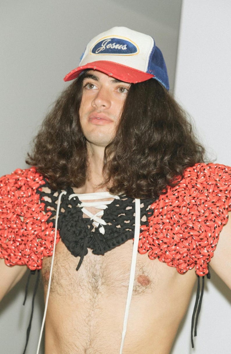 Collar de cuerda bunji de ganchillo. Disfraz, pieza artística, arte para vestir, arte textil de ganchillo. Estilo fútbol americano. imagen 1