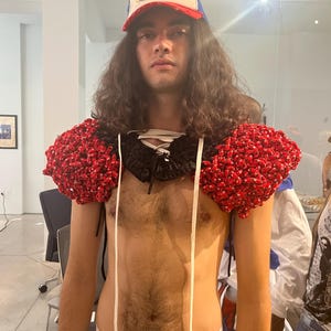 Collar de cuerda bunji de ganchillo. Disfraz, pieza artística, arte para vestir, arte textil de ganchillo. Estilo fútbol americano. imagen 2