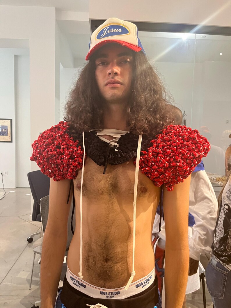 Collar de cuerda bunji de ganchillo. Disfraz, pieza artística, arte para vestir, arte textil de ganchillo. Estilo fútbol americano. imagen 2