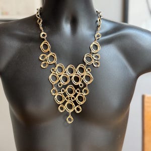 Collier extra long en or - grosse chaîne en métal audacieuse, superposition de bijoux, style défilé