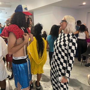 Collar de cuerda bunji de ganchillo. Disfraz, pieza artística, arte para vestir, arte textil de ganchillo. Estilo fútbol americano. imagen 3