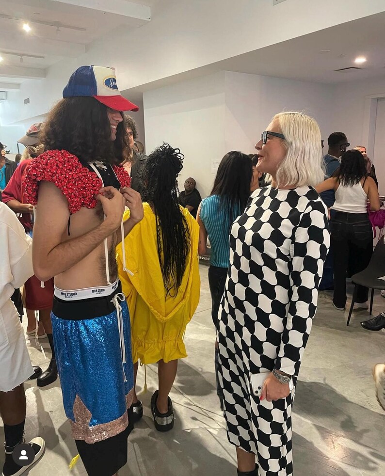 Collar de cuerda bunji de ganchillo. Disfraz, pieza artística, arte para vestir, arte textil de ganchillo. Estilo fútbol americano. imagen 3