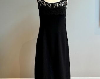 VINTAGE 1960s black cocktail dress. Lace bodice, sleeveless vintage 60s little black dress. Immaculate.