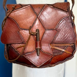Vintage 1970s leather handbag. Beautiful detail, absolutely gorgeous mid century modern accessory. Top strap. Unique 1970s accessory.