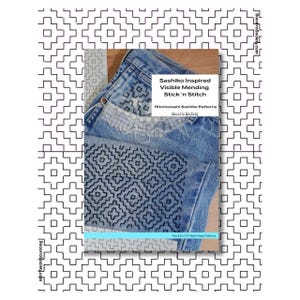 Peut inclure: Une couverture de livre avec un fond en denim bleu mettant en scène une technique de couture visible inspirée du sashiko appelée "Stick 'n Stitch". Le titre du livre est "Sashiko Inspired Visible Mending Stick 'n Stitch" et le sous-titre est "Hitomezashi Sashiko Patterns".